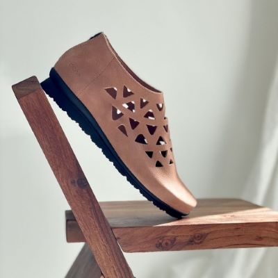 Illustrative example of arche shoes