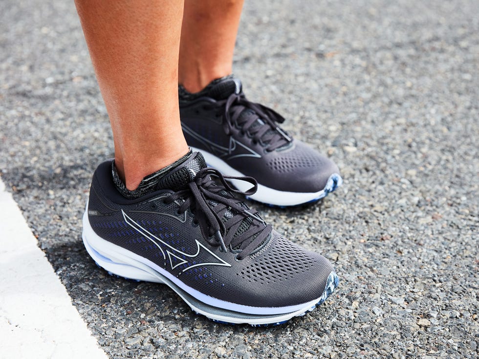 Illustrative example of best tennis shoes for plantar fasciitis