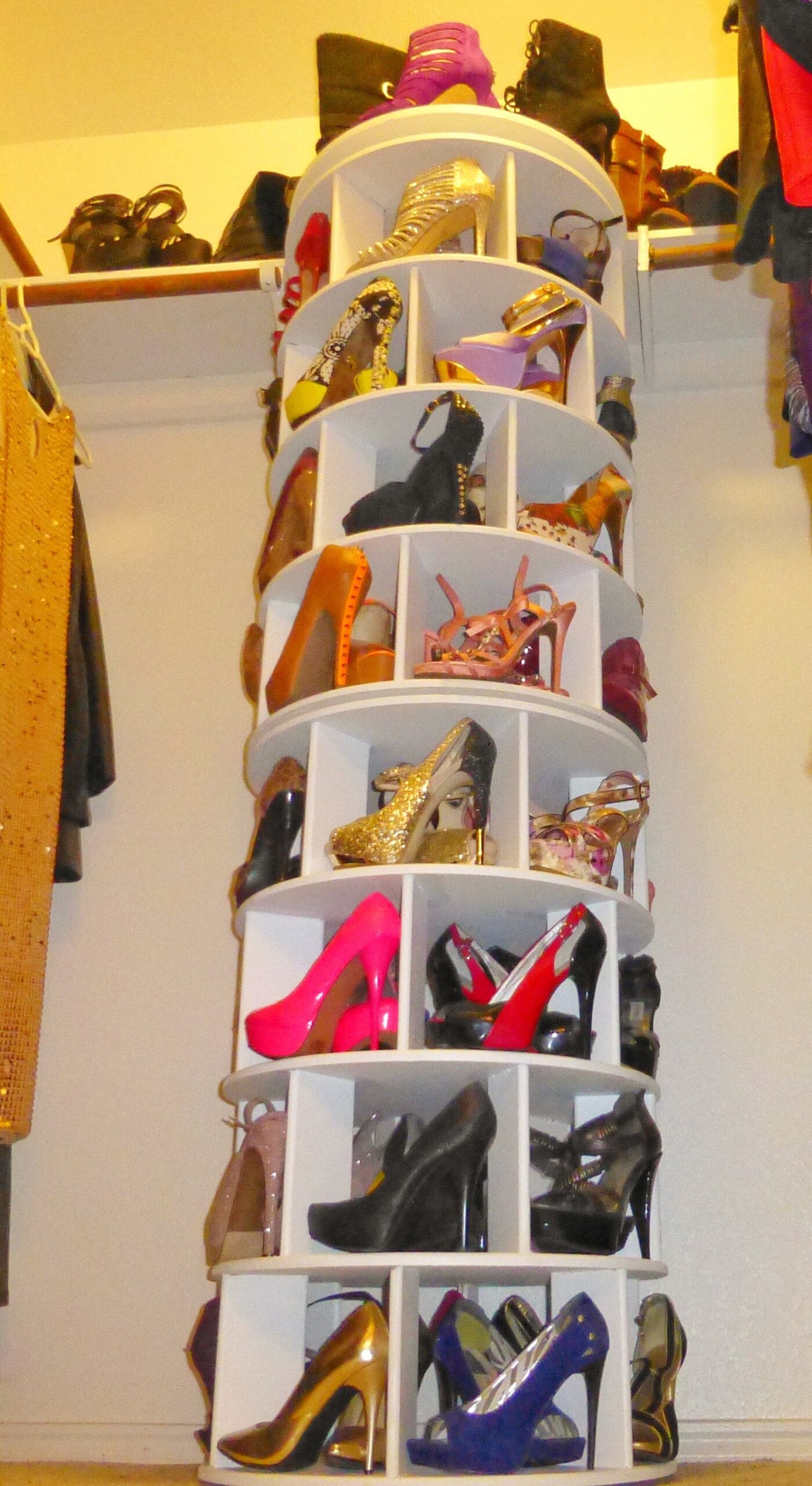Illustrative example of spinning shoe rack