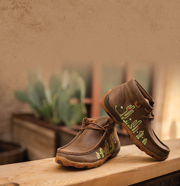 Illustrative example of twisted x mens shoes